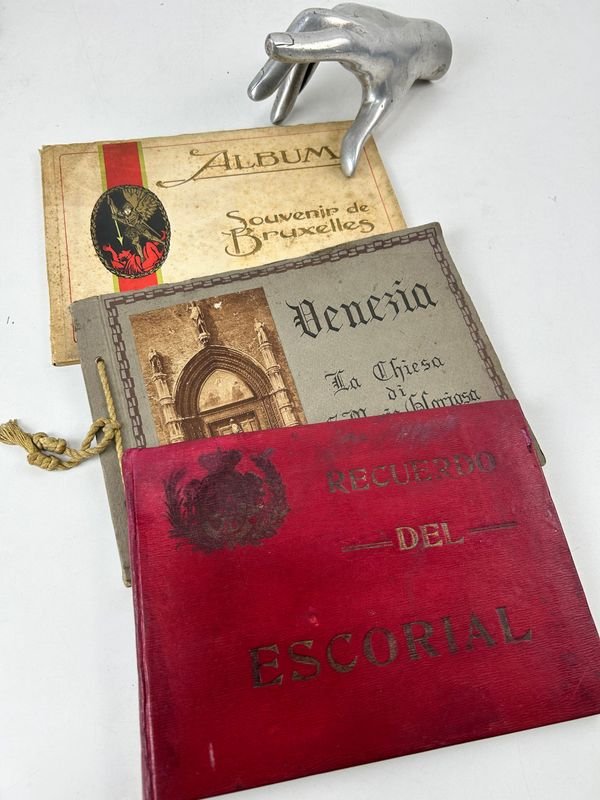Lote siguiente: Tres álbumes de viaje vintage y escultura de plata