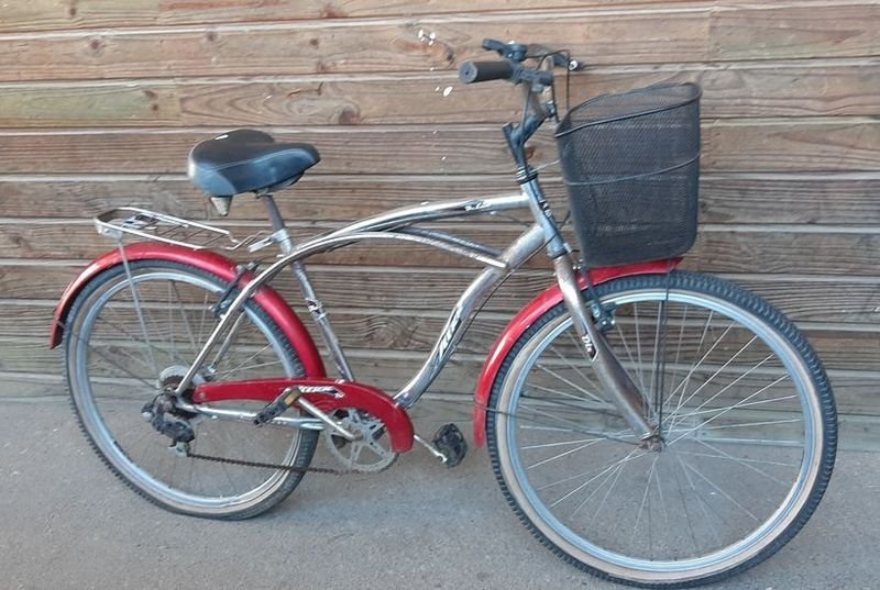 Bicicleta Jazz de Luxe Rodado 26 Gris y Roja con Canasto y Parrilla