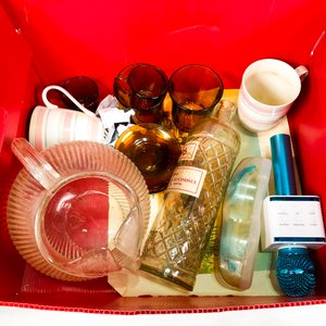 Jarra de vidrio, tazas de porcelana y ámbar, botella, lentes y micrófono - imagen 2