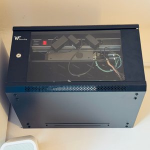 Lote siguiente: Lote #013 – Sistema de cámaras : Dvr de 6 cámaras, 6 cámaras, detectores de movimiento y rack