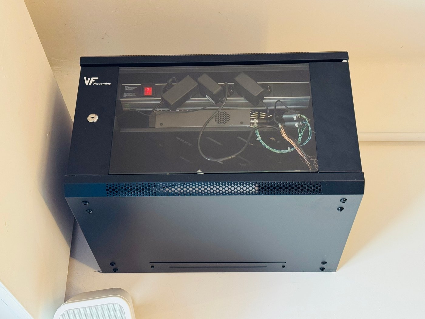 Lote #013 – Sistema de cámaras : Dvr de 6 cámaras, 6 cámaras, detectores de movimiento y rack