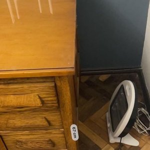 Escritorio Antiguo de Madera con Tapa de Vidrio y Cajones - imagen 3