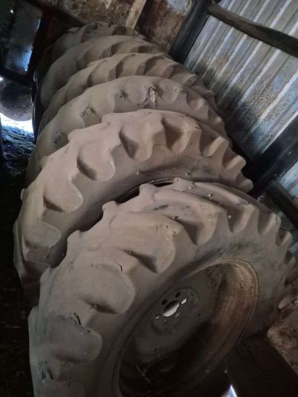 Ruedas de tractor en mal estado - imagen 1