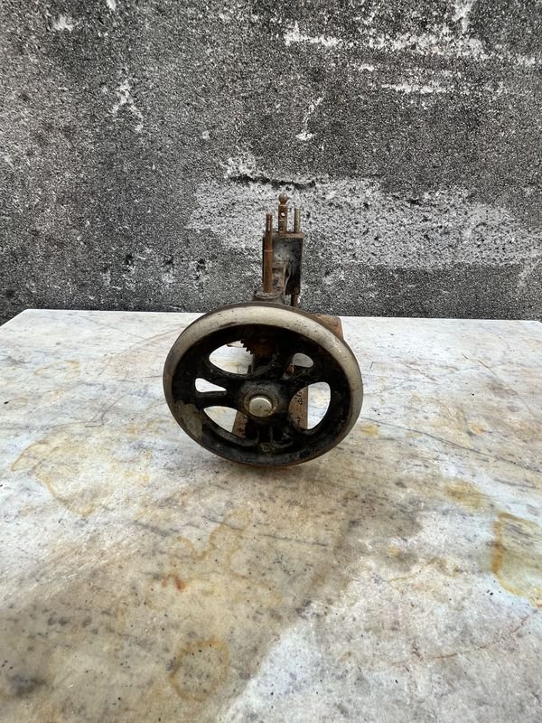 Antigua máquina de coser para la venta - imagen 4