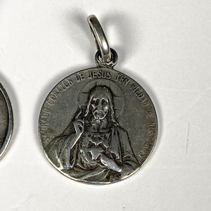 Dos Medallitas de Plata: San Jorge y Sagrado Corazón de Jesús - imagen 3