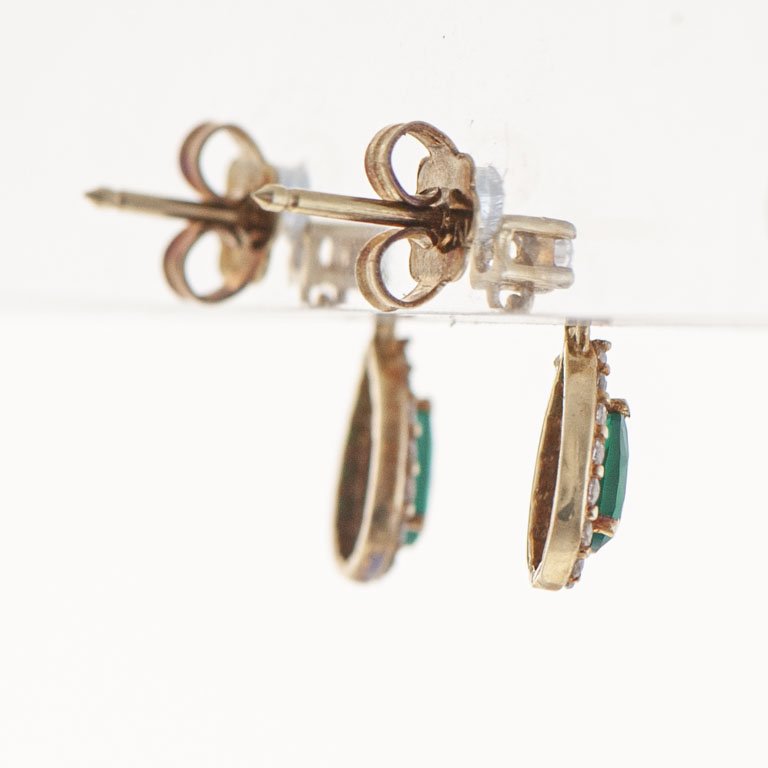 Pare de aretes de oro 18k con circonias y piedras verdes - imagen 2