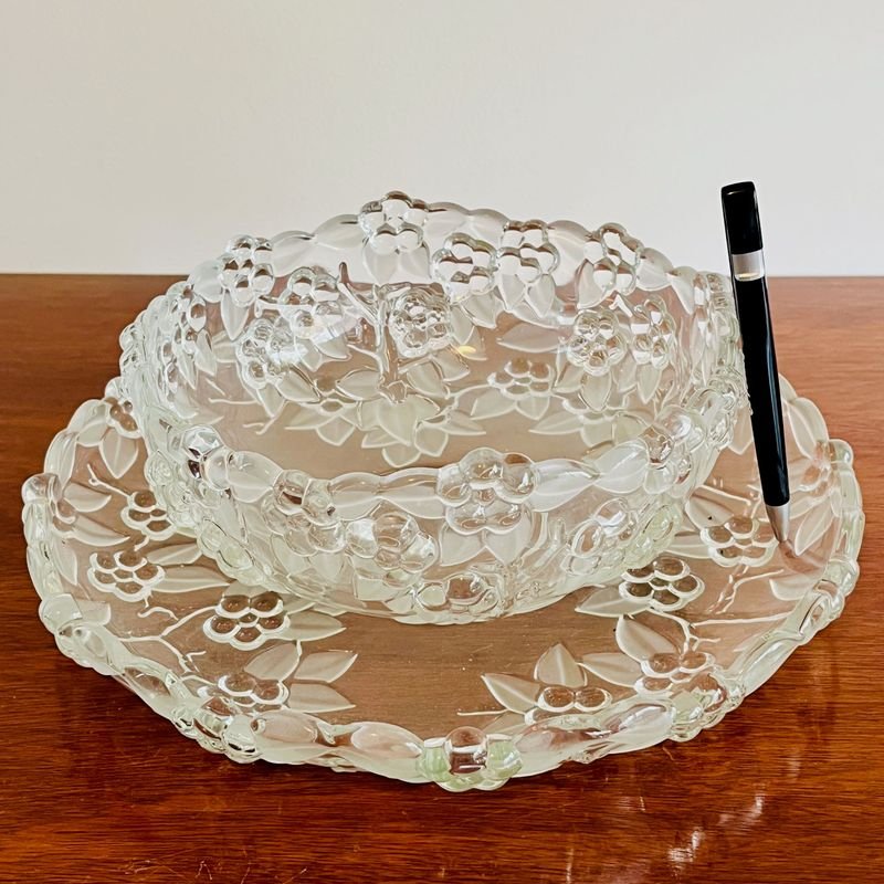Fuente y Bowls de Vidrio con Relieve Floral Esmerilado