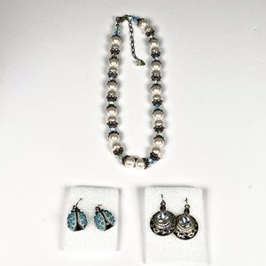 Collar de Perlas Fantasía y Dos Pares de Aretes - imagen 2