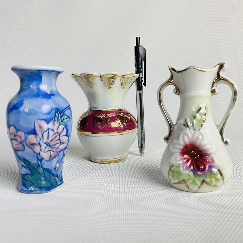 Lote siguiente: Tres floreros de porcelana decorativos