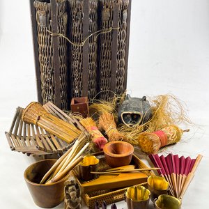 Lote anterior: Lote de Adornos y Utensilios: Soporte Triple, Servilletero, Abanico, Figura Africana y Centro de Madera