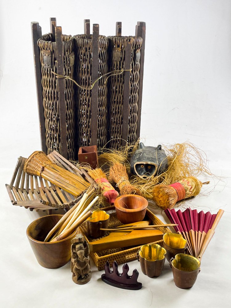 Lote de Adornos y Utensilios: Soporte Triple, Servilletero, Abanico, Figura Africana y Centro de Madera