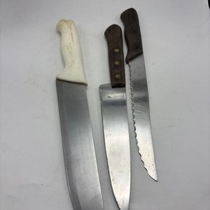 Lote siguiente: Set de 3 Cuchillos de Cocina con Mangos de Diferente Material