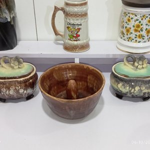 Lote de 7 piezas de cerámica: florero, jarra, galletero, recipientes, budinera y cisne decorativo - imagen 4