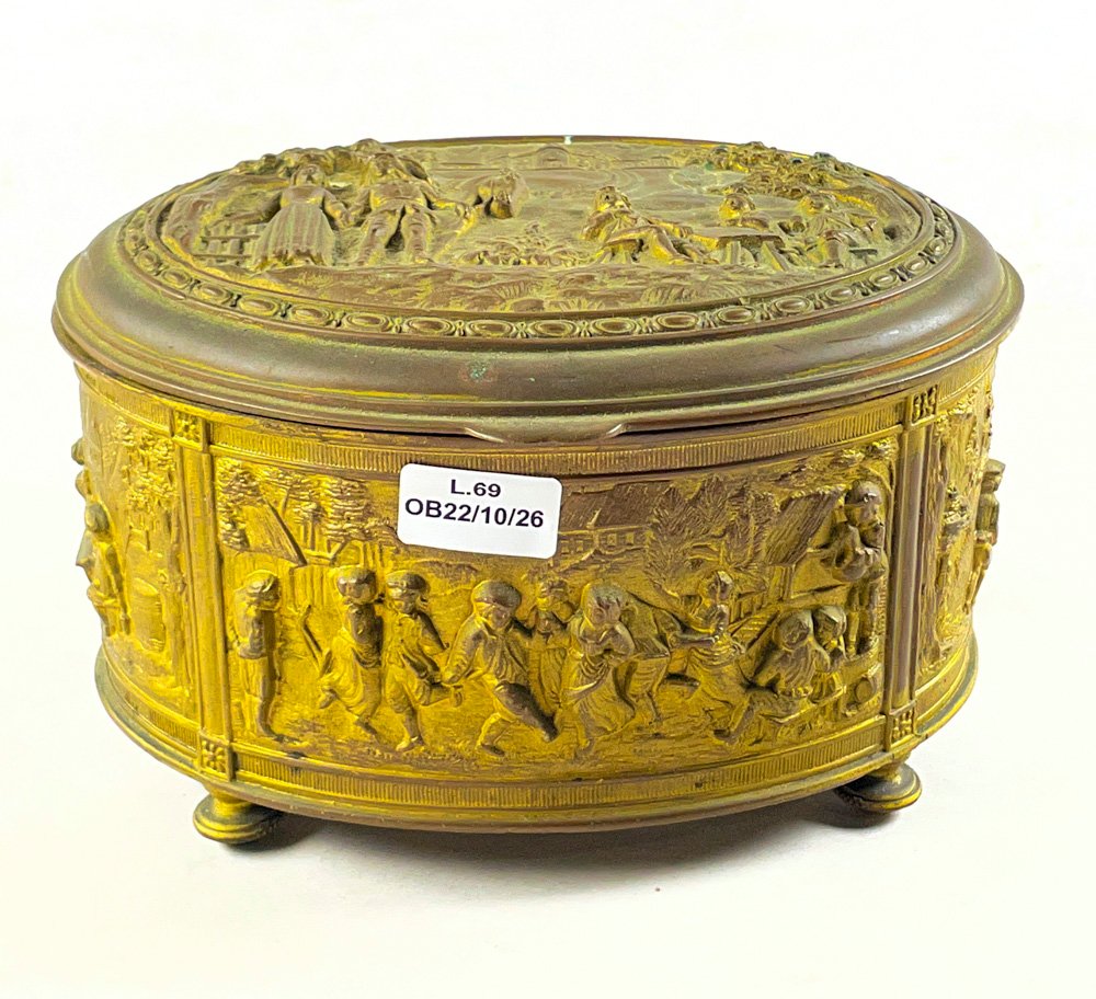 Alhajero Oval de Bronce Labrado con Escenas Figurativas