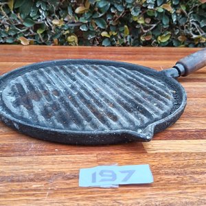 Plancha Bifera Churrasquera Acanalada de Hierro Fundido con Mango de Madera - imagen 3