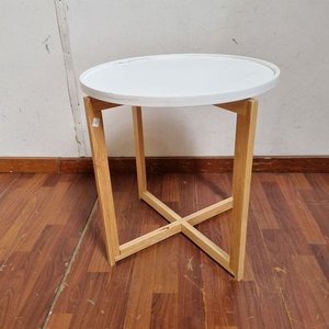 Lote siguiente: Mesa Auxiliar Redonda Blanca con Base de Madera Clara