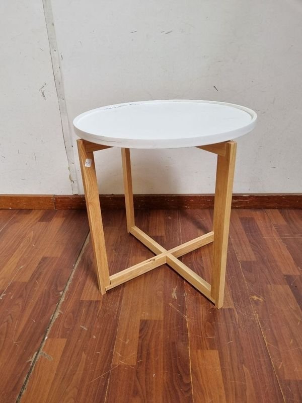 Mesa Auxiliar Redonda Blanca con Base de Madera Clara