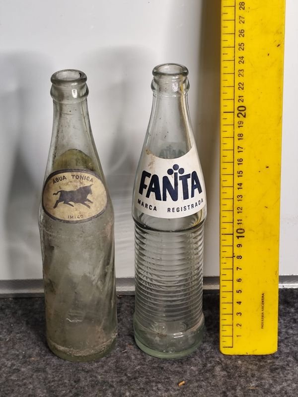 Dos Botellas Antiguas: Fanta y Paso de los Toros