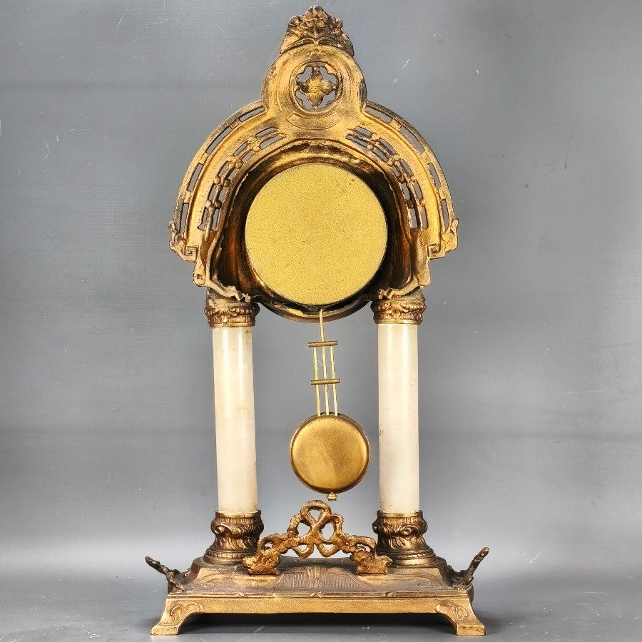 Relojes de Sobremesa Antiguos Francés con Estructura Ornamental y Columnas en Alabastro - imagen 10