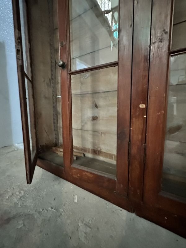 Librería de madera con puertas y estanterías - imagen 7