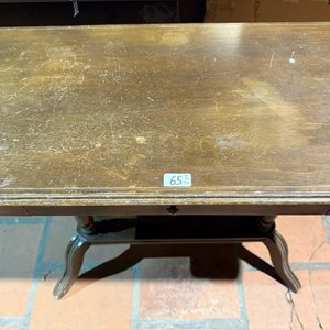 Lote siguiente: Mesita Antigua de Madera con Cajón y Estante Inferior