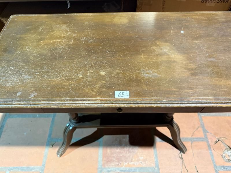 Mesita Antigua de Madera con Cajón y Estante Inferior