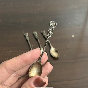 Juego de 4 Cucharitas de Metal Plateado con Detalles Florales - imagen 3