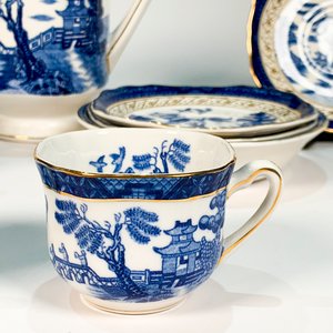 Juego de vajilla de losa blanca y azul con paisaje chinoiserie - imagen 2