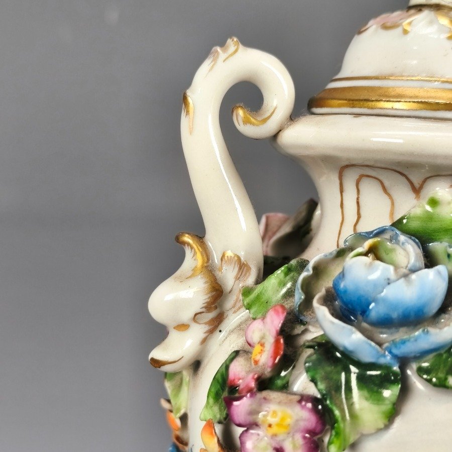 Vaso de porcelana con decoración floral y detalles pintados - imagen 5