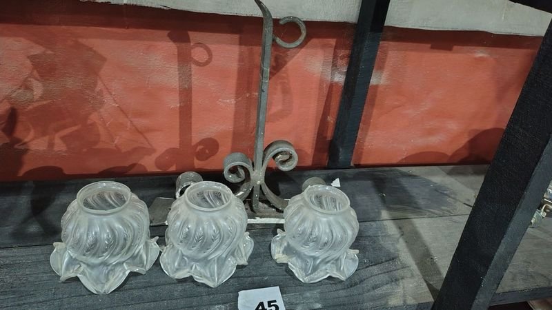 Lote siguiente: Ventilador con tulipas transparentes y soporte de hierro forjado