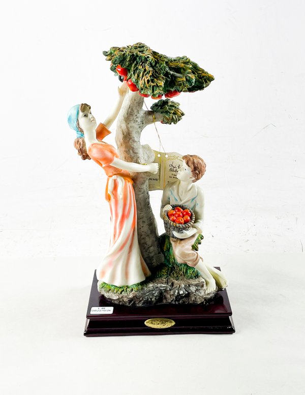 Figura Alabastro Pareja Recolectando Frutas Árbol 33 cm - imagen 1