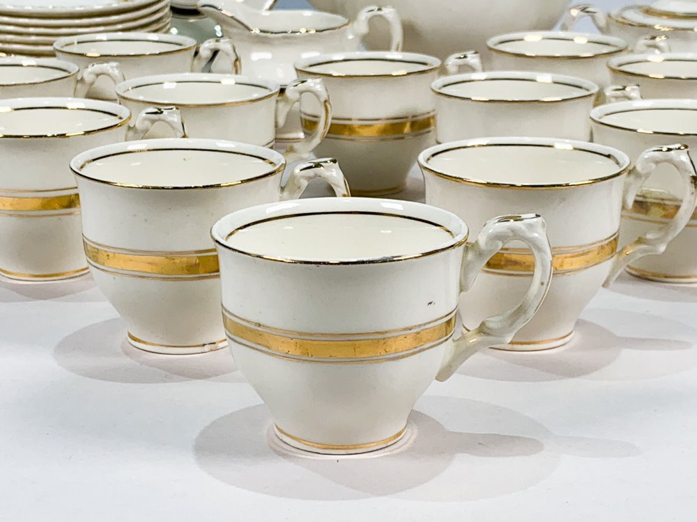 Juego de té y café en porcelana con adornos dorados - imagen 2