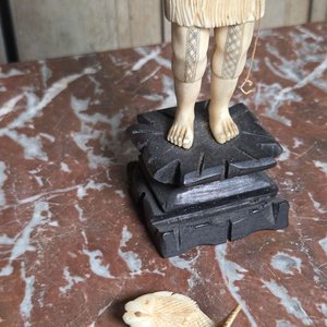 Figura de Marfil: Anciano Pescador con Caña y Pez - imagen 2