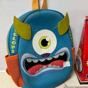 Pack de 4 Juguetes Infantiles: Mochila Monstruo, Bingo, Abeja Voladora y Bola de Cristal - imagen 4