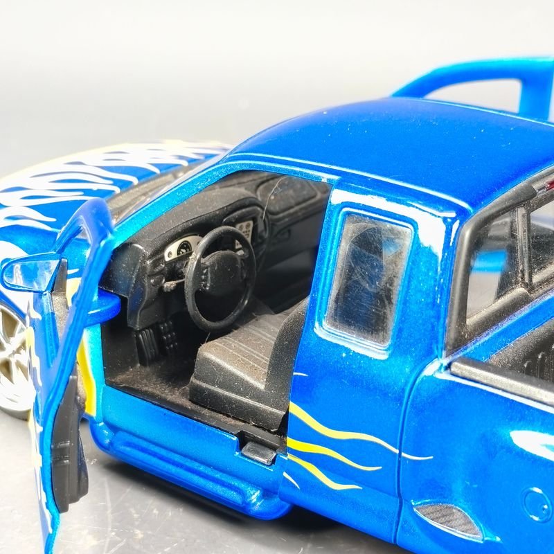 Camioneta Ford F100 escala 1/24 en metal azul con llamas - imagen 6