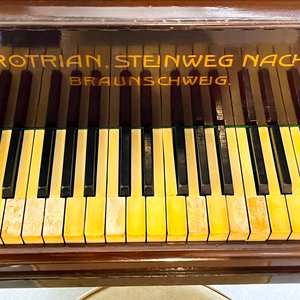 Piano de Cola Grotrian Steinweg Nachf. Braunschweig con Banqueta Circular Regulable - imagen 2