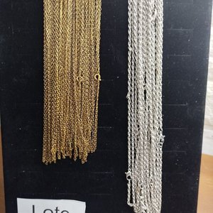 Lote siguiente: Lote de Cadenas Doradas y Plateadas Tipo Cuerda