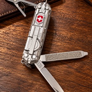 Lote siguiente: Navaja Multifunción Victorinox Swiss Made Diseño Metálico Premium de Colección