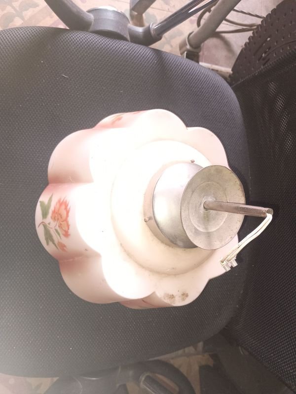 Lote anterior: Lámpara portátil con sombra blanca y base metálica