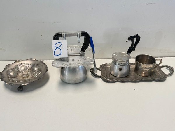 Cafetera y tazas de cerámica con bandejas de plata - imagen 1