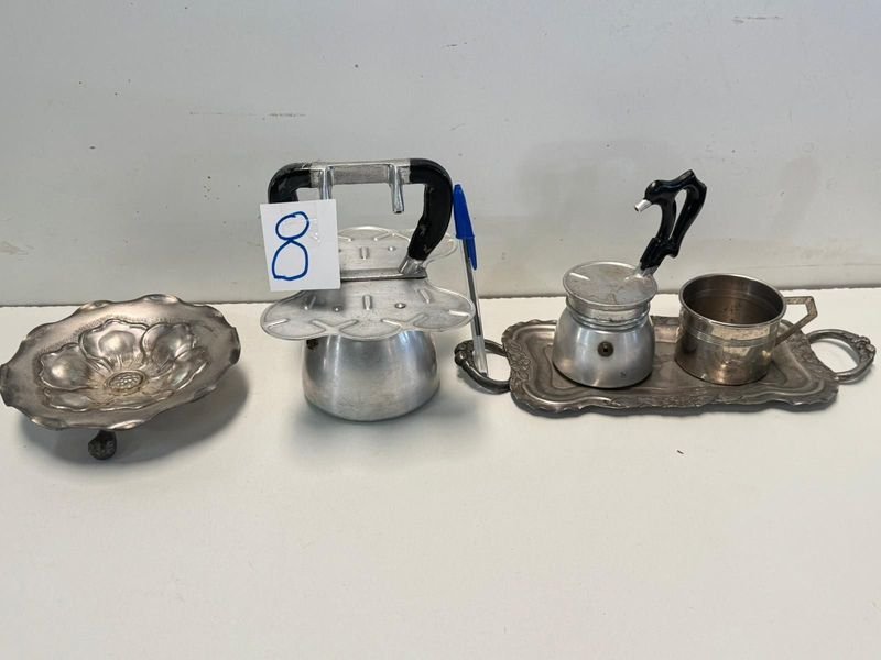 Cafetera y tazas de cerámica con bandejas de plata - imagen 1