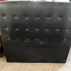 Lote siguiente: Respaldo de Cama Acolchonado Negro 1 Plaza y Media