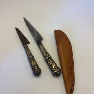 Dos Cuchillos con Mangos y Vaina de Plata y Oro - imagen 1