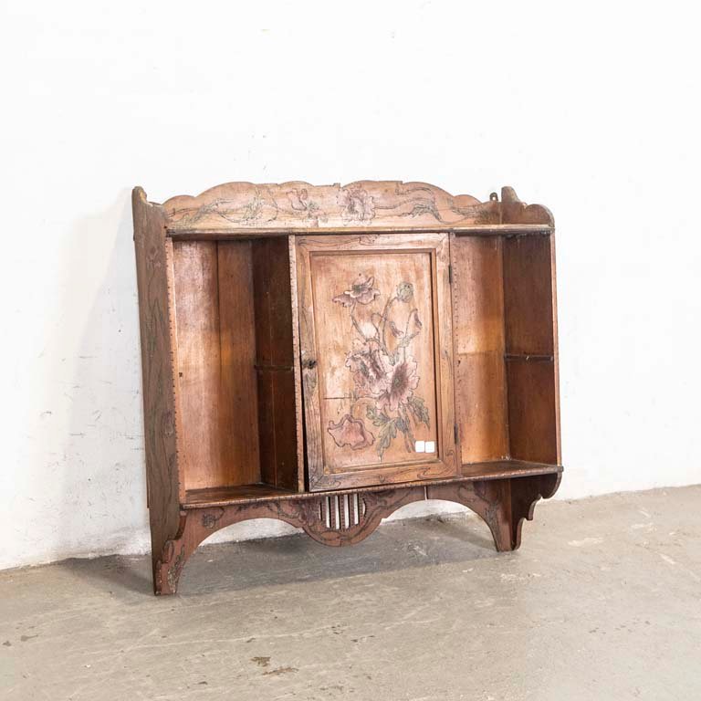Lote anterior: Repisa con puerta central y estantes laterales pintada a mano