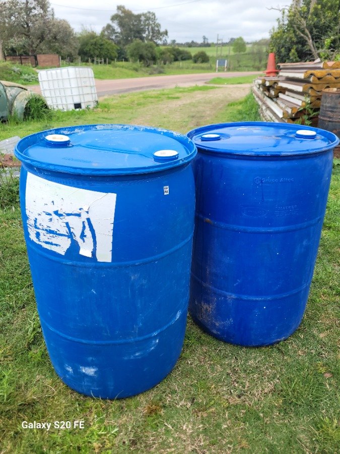 Dos Tanques Plásticos Azules de 200 Litros con Doble Tapa a Rosca