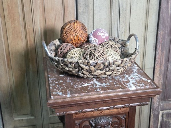 Centro de Mesa con Asas Metálicas y Esferas Decorativas de Mimbre - imagen 1