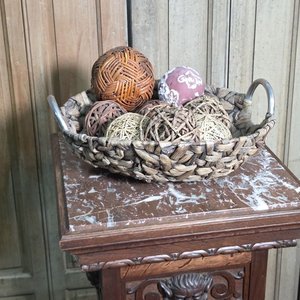 Centro de Mesa con Asas Metálicas y Esferas Decorativas de Mimbre - imagen 1