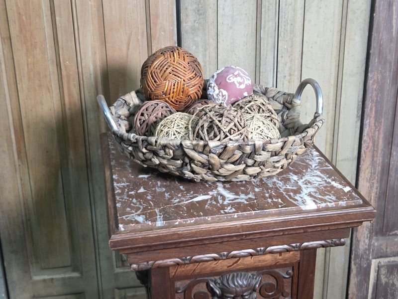 Centro de Mesa con Asas Metálicas y Esferas Decorativas de Mimbre