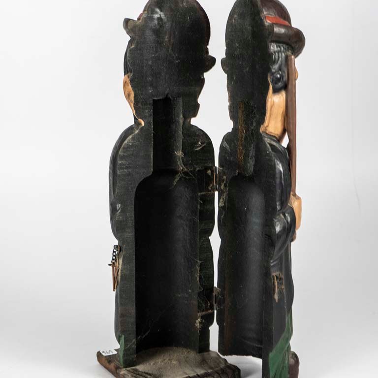 Figurita de madera tallada de Charles Chaplin con botellas de vino - imagen 2