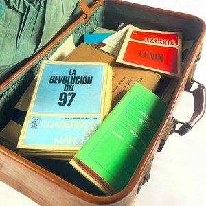 Valija Antigua de Cuero Marrón con Libros y Revistas - imagen 4